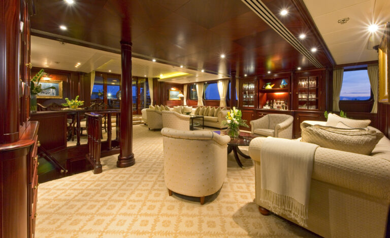 LEGEND - Main Salon