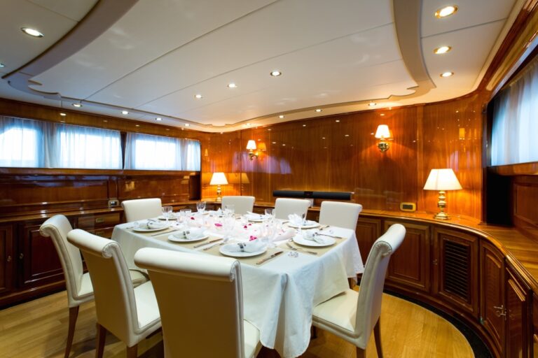 LIBERTUS - Formal dining