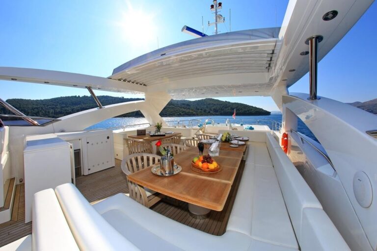 LIDIA III - Sundeck view