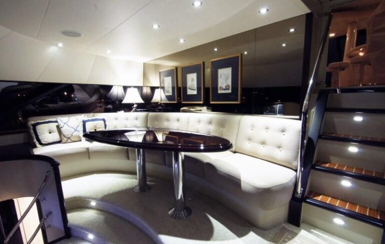 LINE DRIVE -  Pilothouse seating
