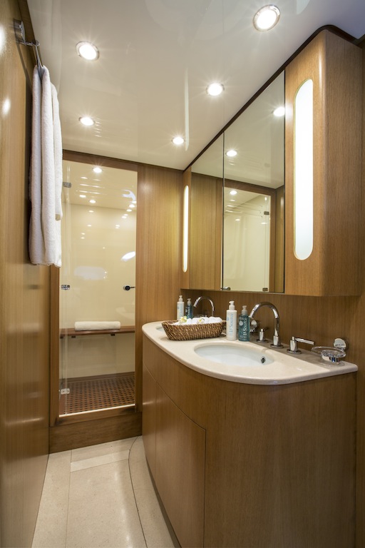 LITTLE JEMS yacht - bathroom