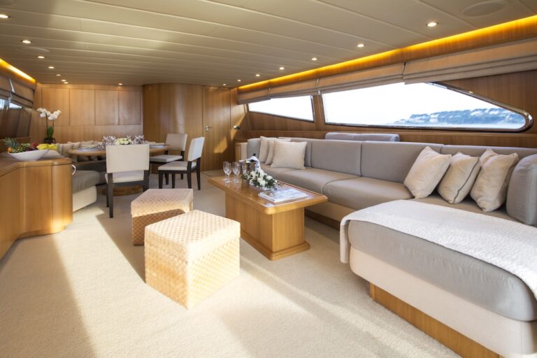 LITTLE JEMS  yacht - saloon