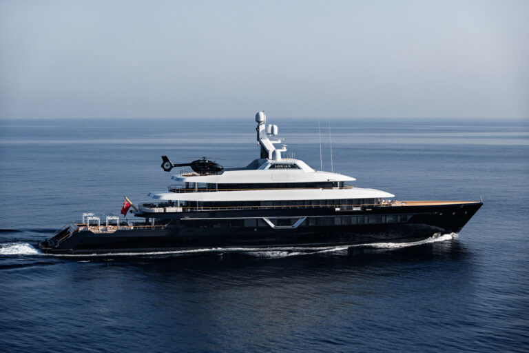 LONIAN Yacht Running With Helicopter On Board