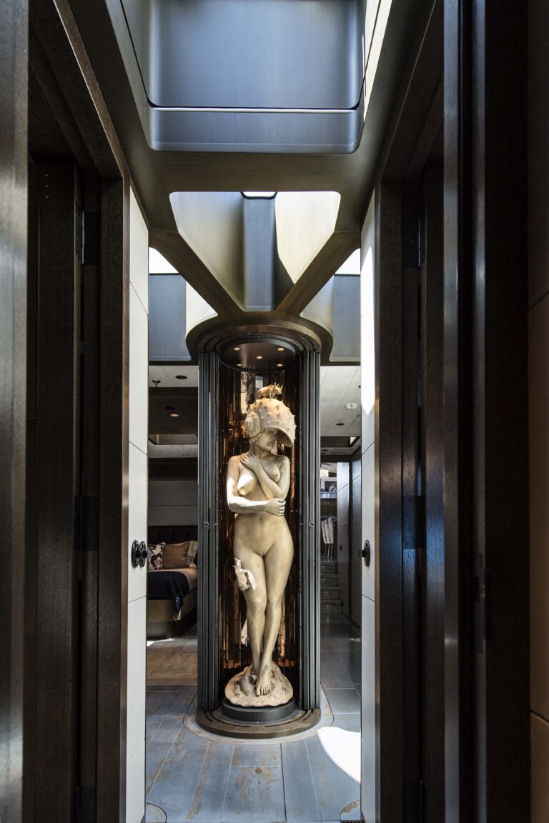 LUxury Yacht PINK GIN VI - Hallway Statue