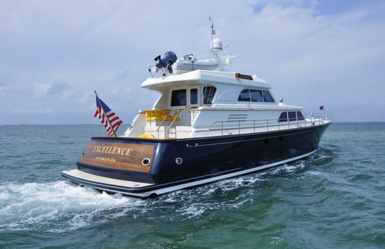 LYMAN MORSE Yacht EXCELLENCE -  Aft View