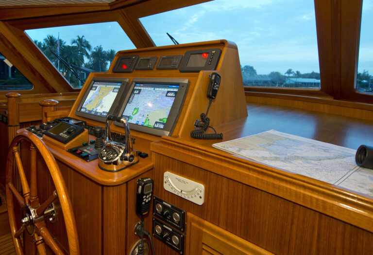 LYMAN MORSE Yacht EXCELLENCE -  Helm