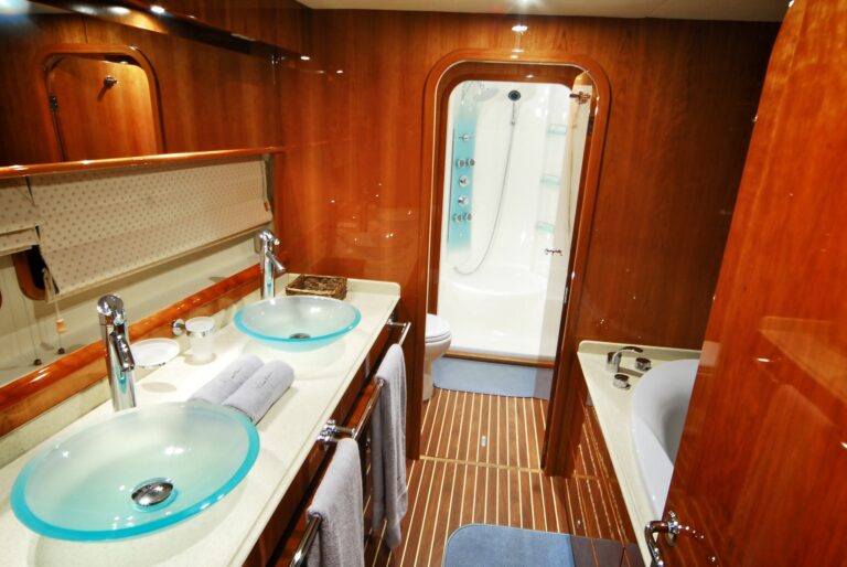 Lady Alliaura - Bathroom