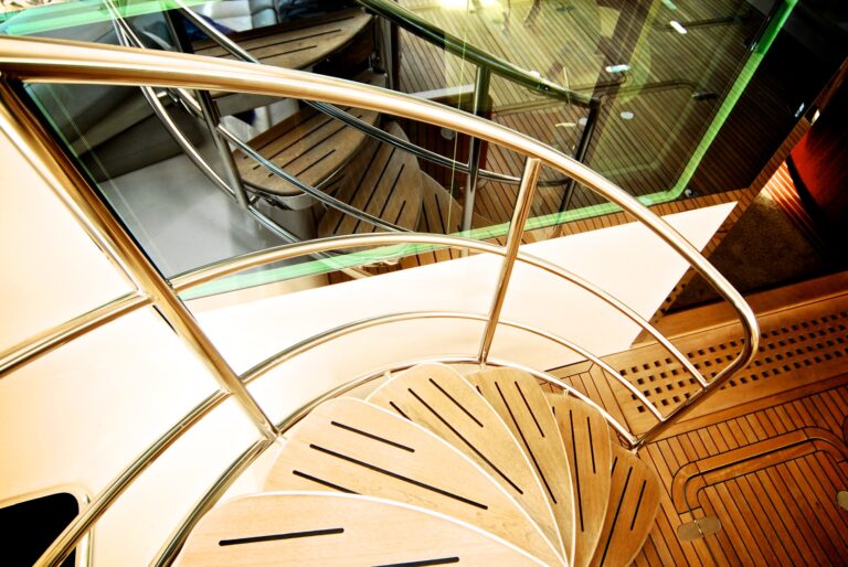 Lady Alliaura - Steps to Flybridge