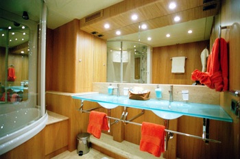 Lady Natinia Master Bathroom
