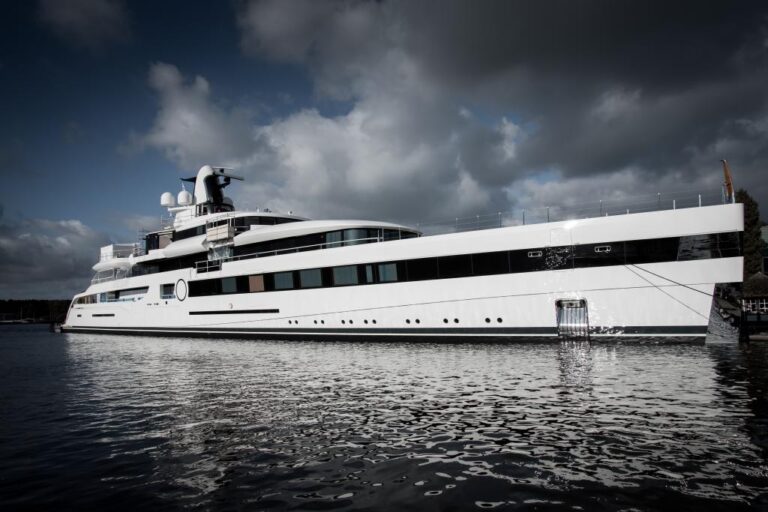 Lady S - Exterior Profile