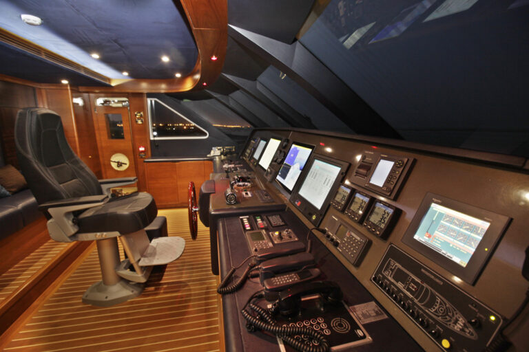 Lady Tahiti Yacht - Wheelhouse