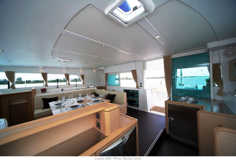 Lagoon 500 Salon 2