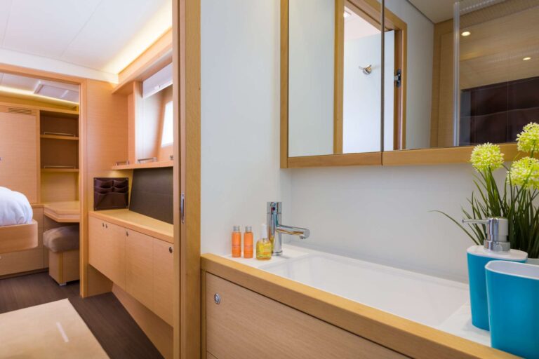 Lagoon 560 PRINCESS SELINE - Ensuite and cabin