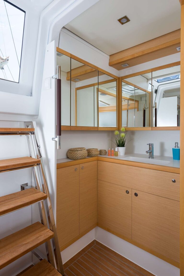 Lagoon 560 PRINCESS SELINE - Private cabin entrance