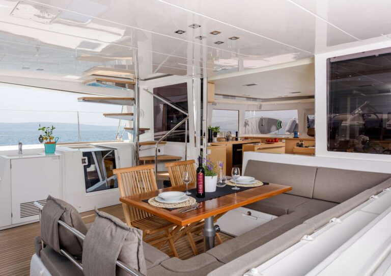 Lagoon 560 PRINCESS SELINE - Alfresco dining