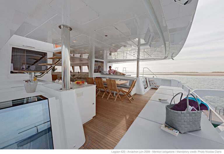 Lagoon 620 aftdeck (sistership)