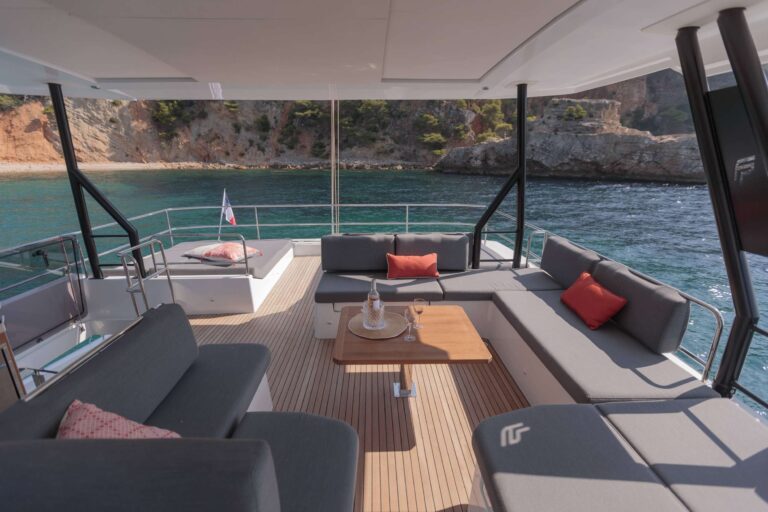 Large Flybridge Dining