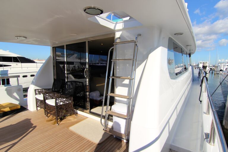 Lazzara 76 PLAN B - Aft Deck