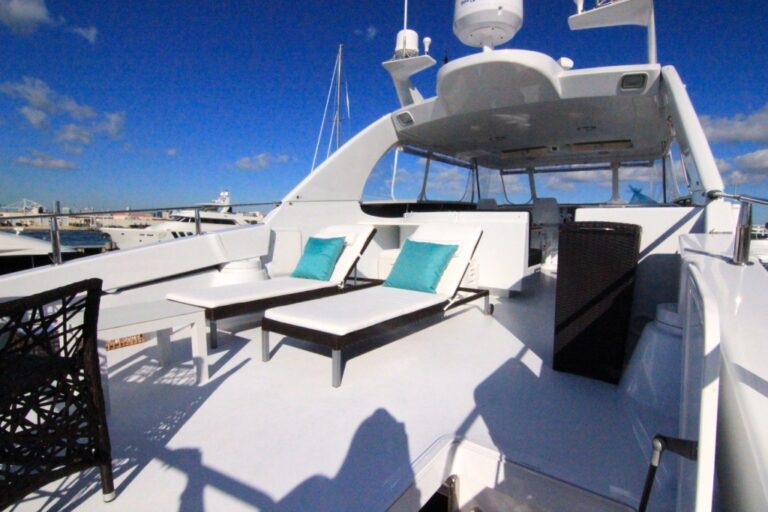 Lazzara 76 PLAN B - Flybridge 3
