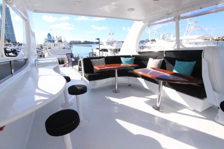 Lazzara 76 PLAN B - Flybridge 4