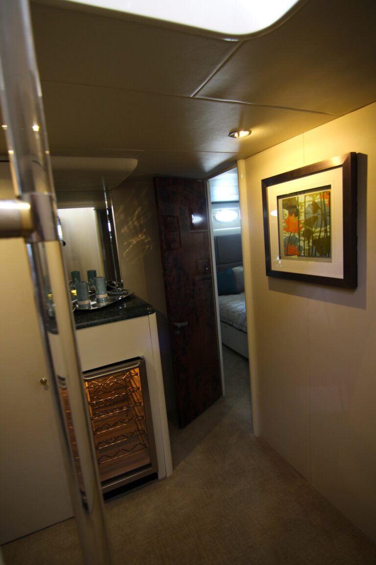 Lazzara 76 PLAN B - Guest Foyer