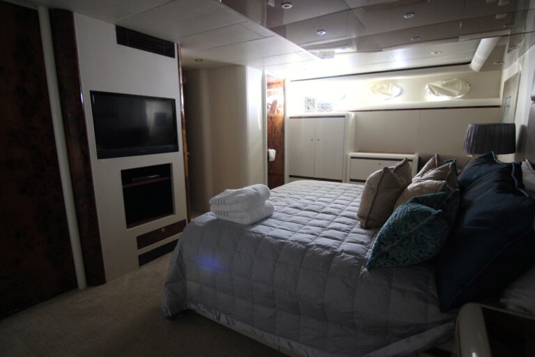 Lazzara 76 PLAN B - Master Stateroom 2