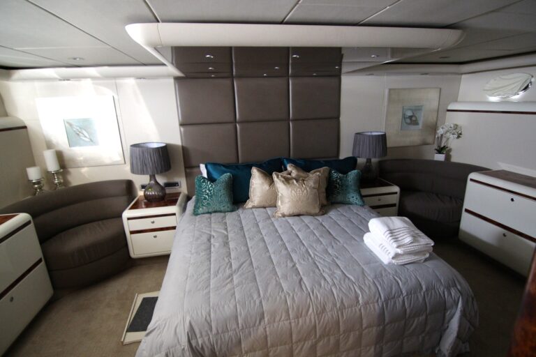 Lazzara 76 PLAN B - Master Stateroom