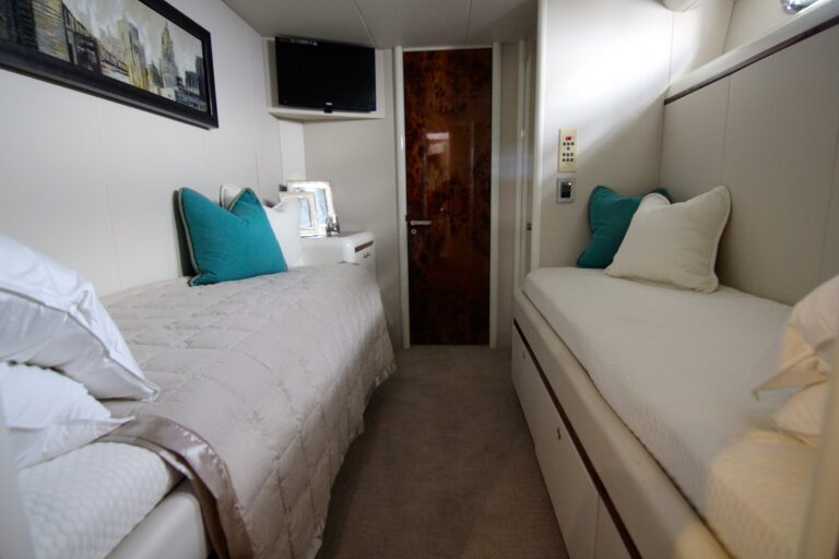 Lazzara 76 PLAN B - Stateroom twins