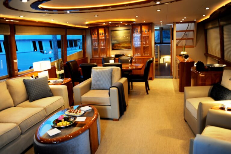 Lazzara 84 motor yacht 001