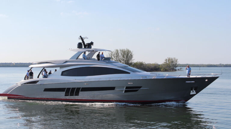 Lazzara LSX92 Yacht