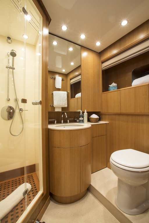 Little Jems yacht - en suite bath