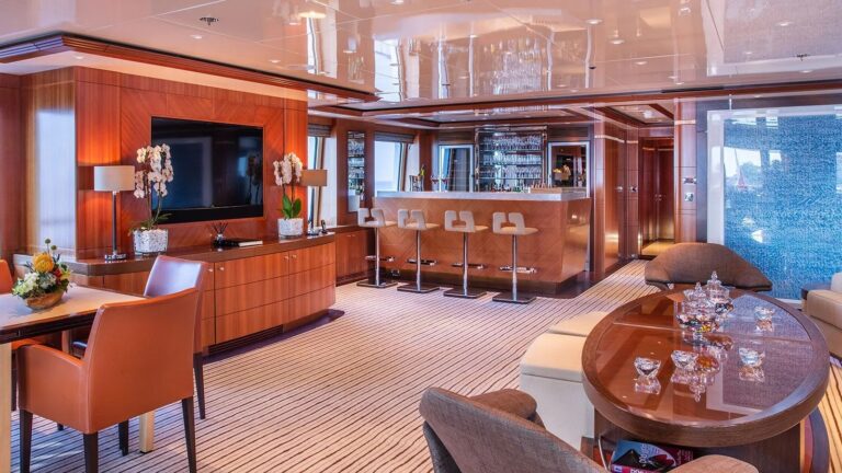 Lounge With Bar