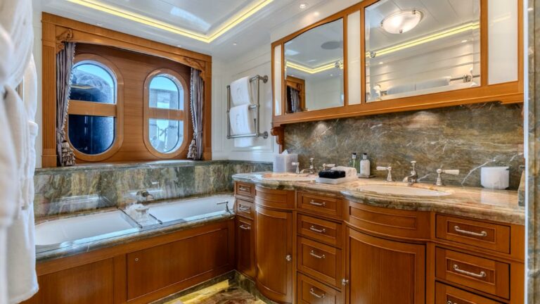 Lower Deck Guest En Suite