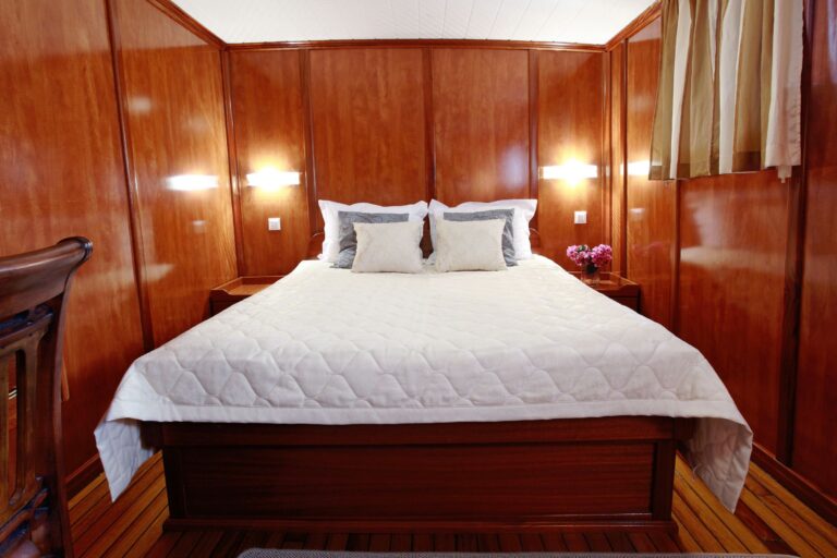 Luna -  Queen Cabin