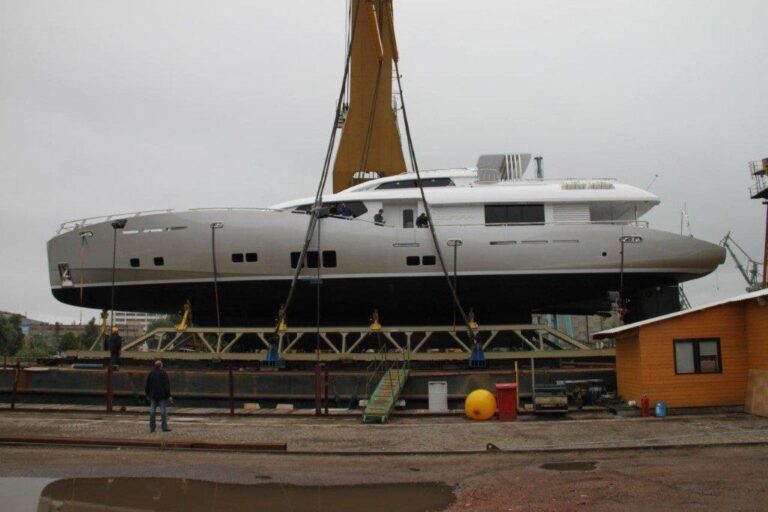 Lunar Yacht - Launching