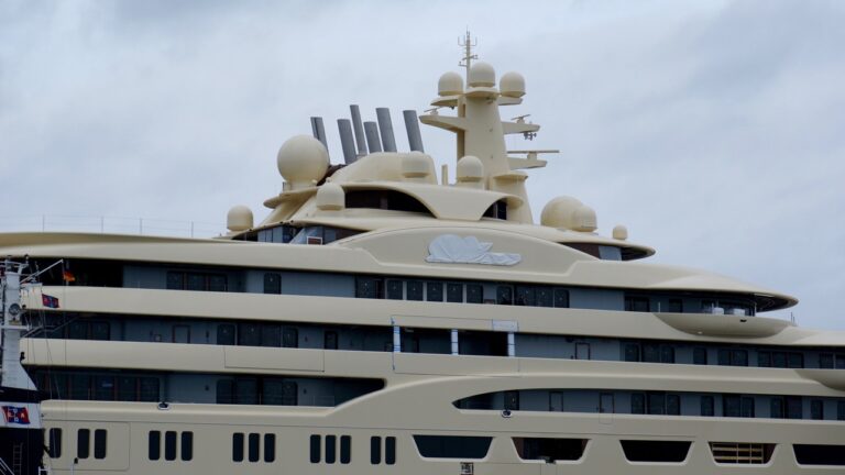Luxury Super Yacht OMAR - Photo by DrDuu