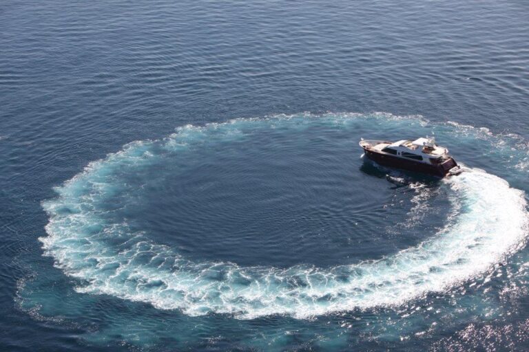 Luxury Yacht Aria - aerial view
