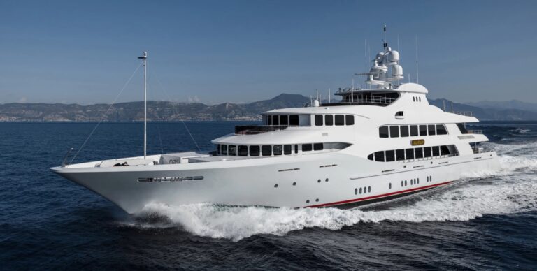 Luxury Yacht IRON BLONDE