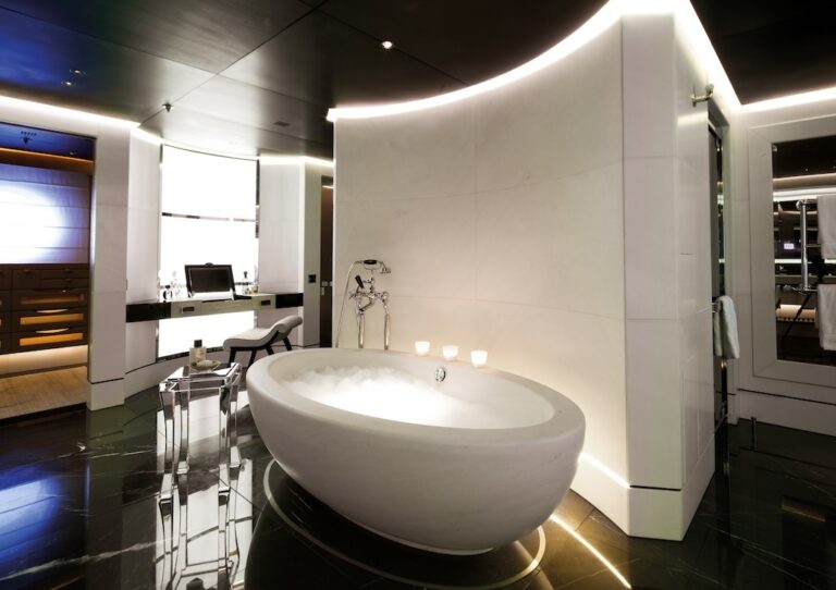 Luxury Yacht Numptia - Owners suite bath