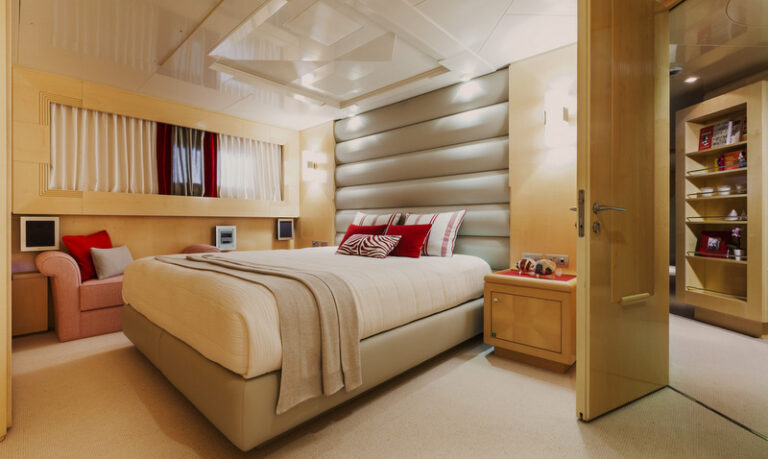 Luxury motor yacht Amore Mio 2 - Cabin-001