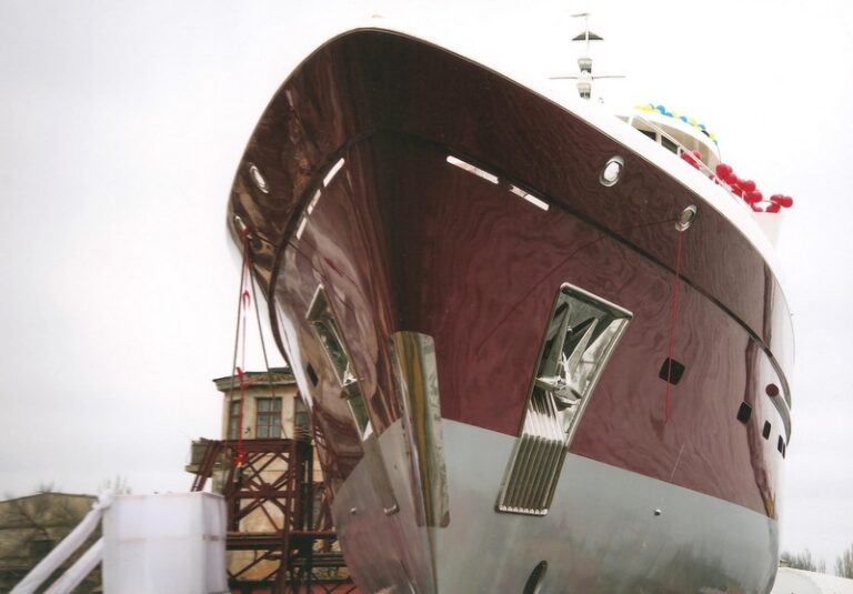 Luxury motor yacht Artpolars