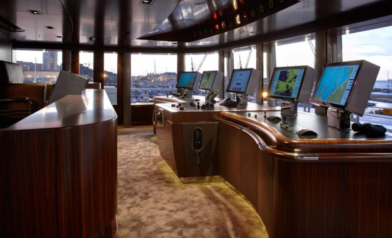 Luxury motor yacht Musashi - Wheelhouse