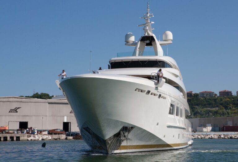 Luxury super yacht SARAMOUR by CRN
