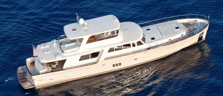 Luxury yacht 97 Cruiser from above