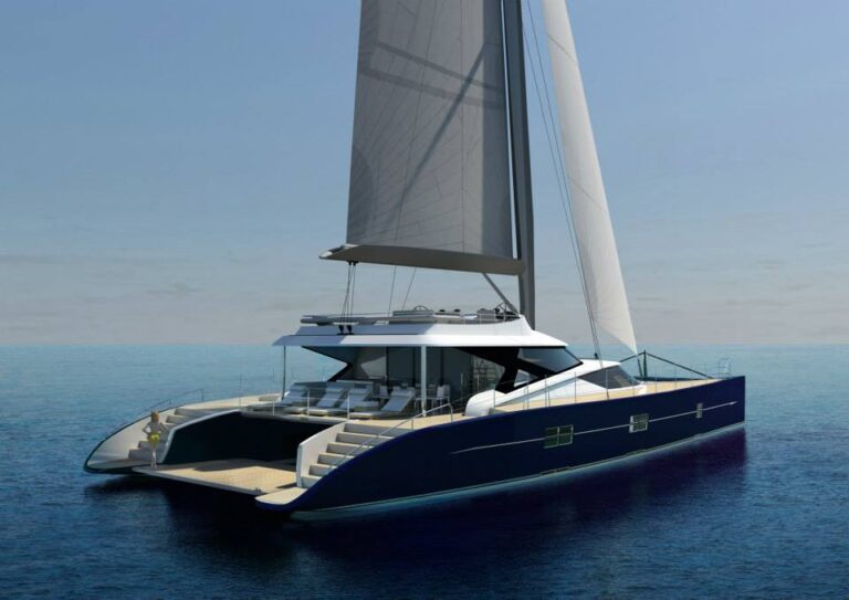 Luxury yacht Blue Coast 101 DD - aft view