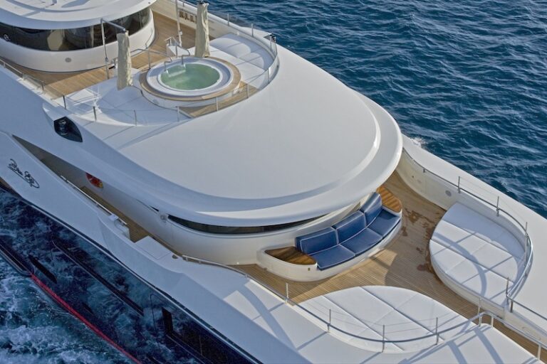 Luxury yacht Blue Eyes London - sundeck