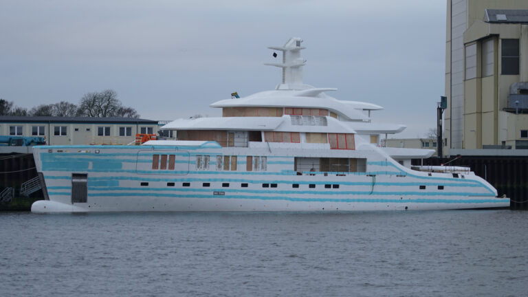 Luxury Yacht CAP D'AIL Profile