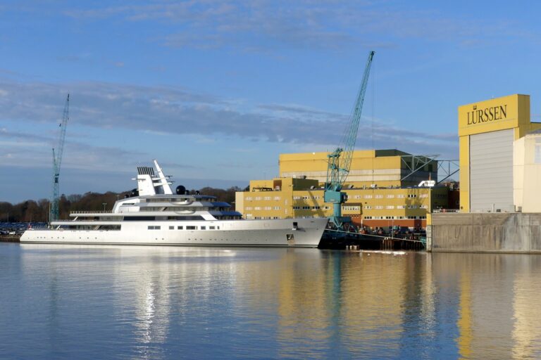 Luxury Yacht DRAGONFLY
