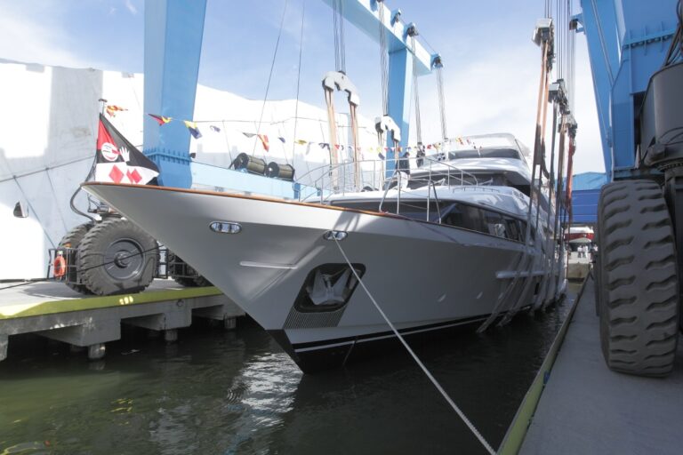 Luxury yacht DYNA by Benetti