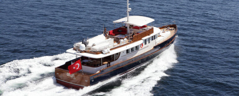 Luxury yacht Darwin - aft view